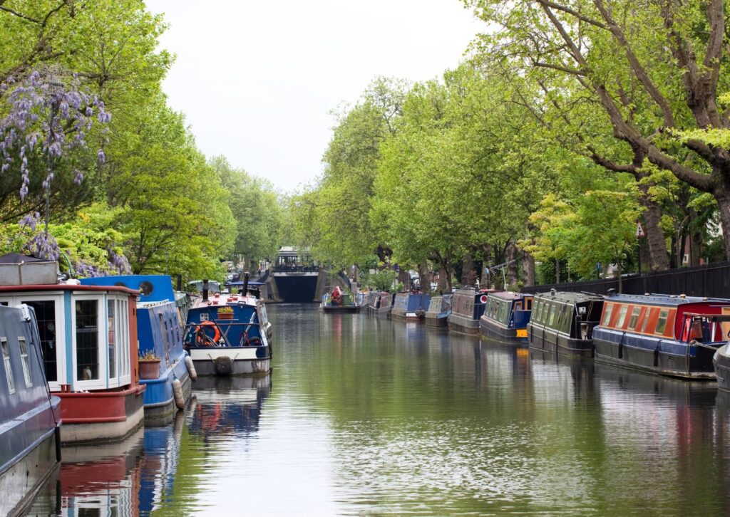 London-canals-with-canal-boat-houses
