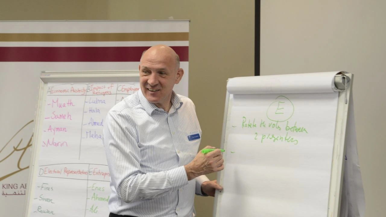 Executive coach Paul Schrijnen presenting beside a flip chart during leadership training.